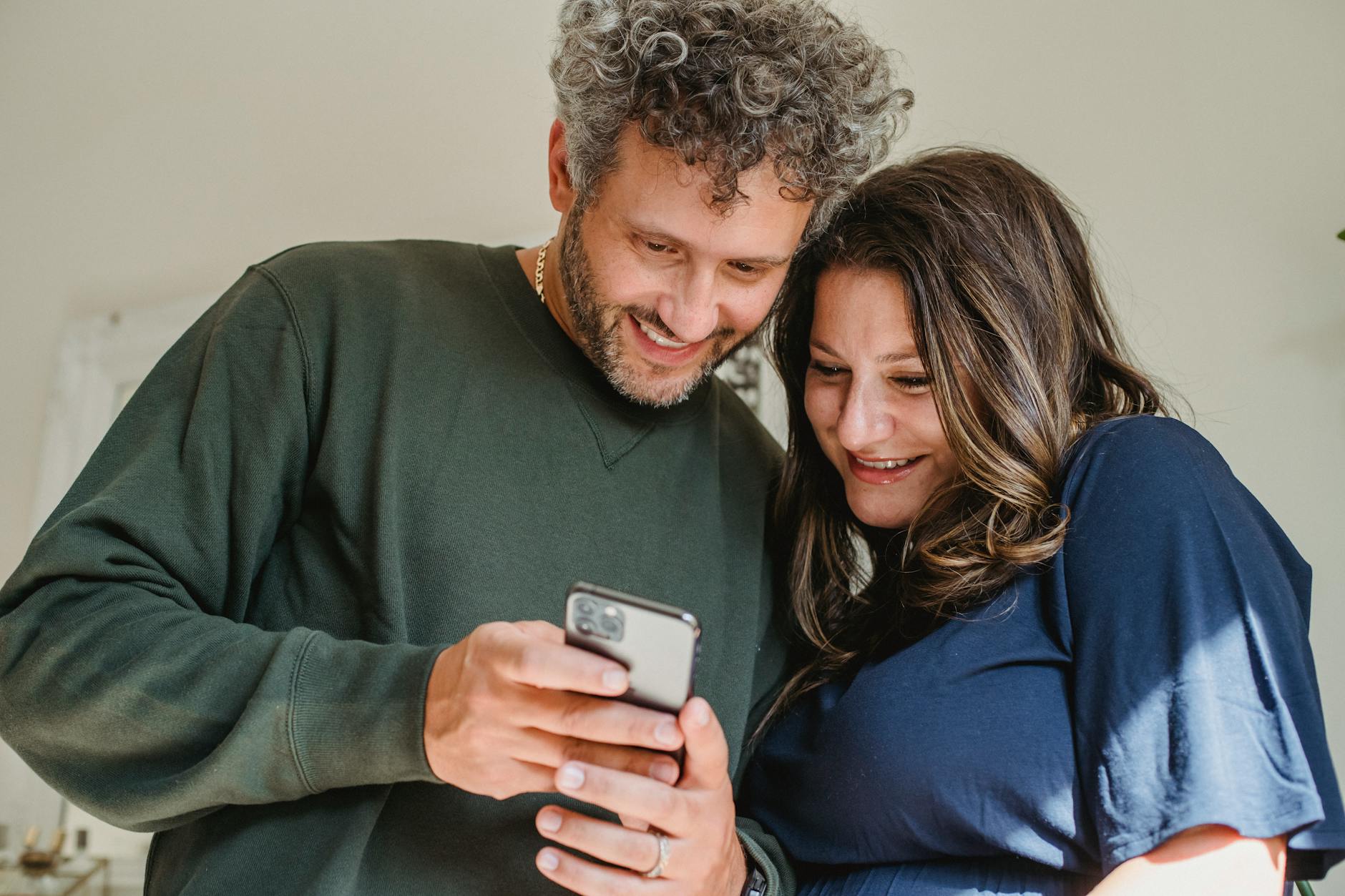 Couple regardant un téléphone avec une application de rencontre