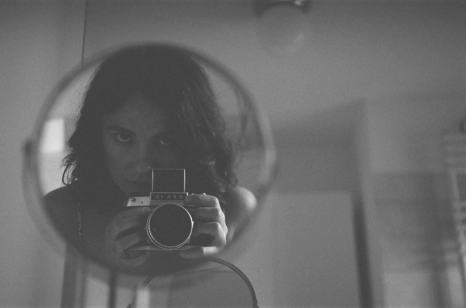 Personne choisissant des photos pour son profil de rencontre