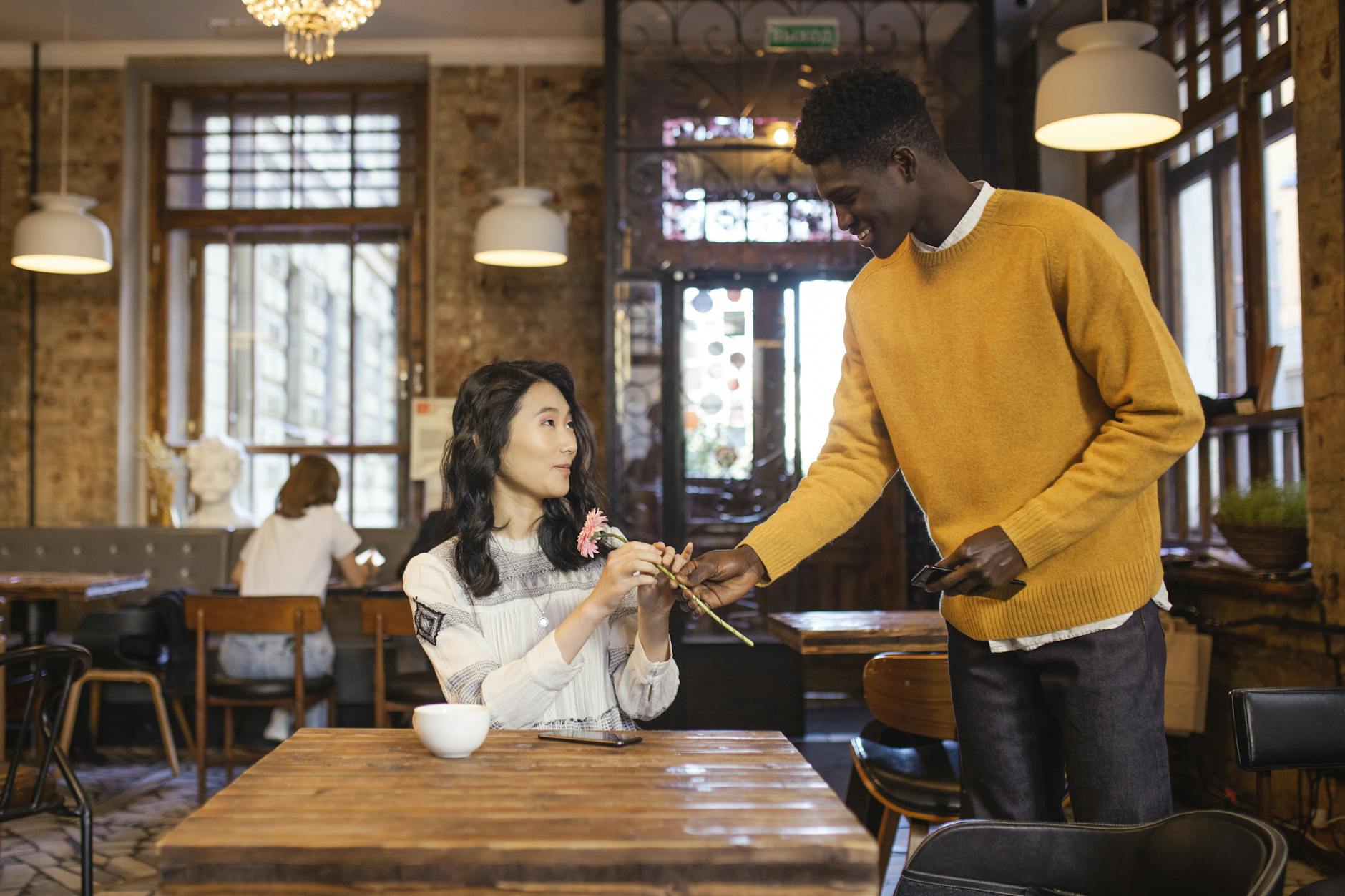 Couple lors de leur premier rendez-vous dans un café