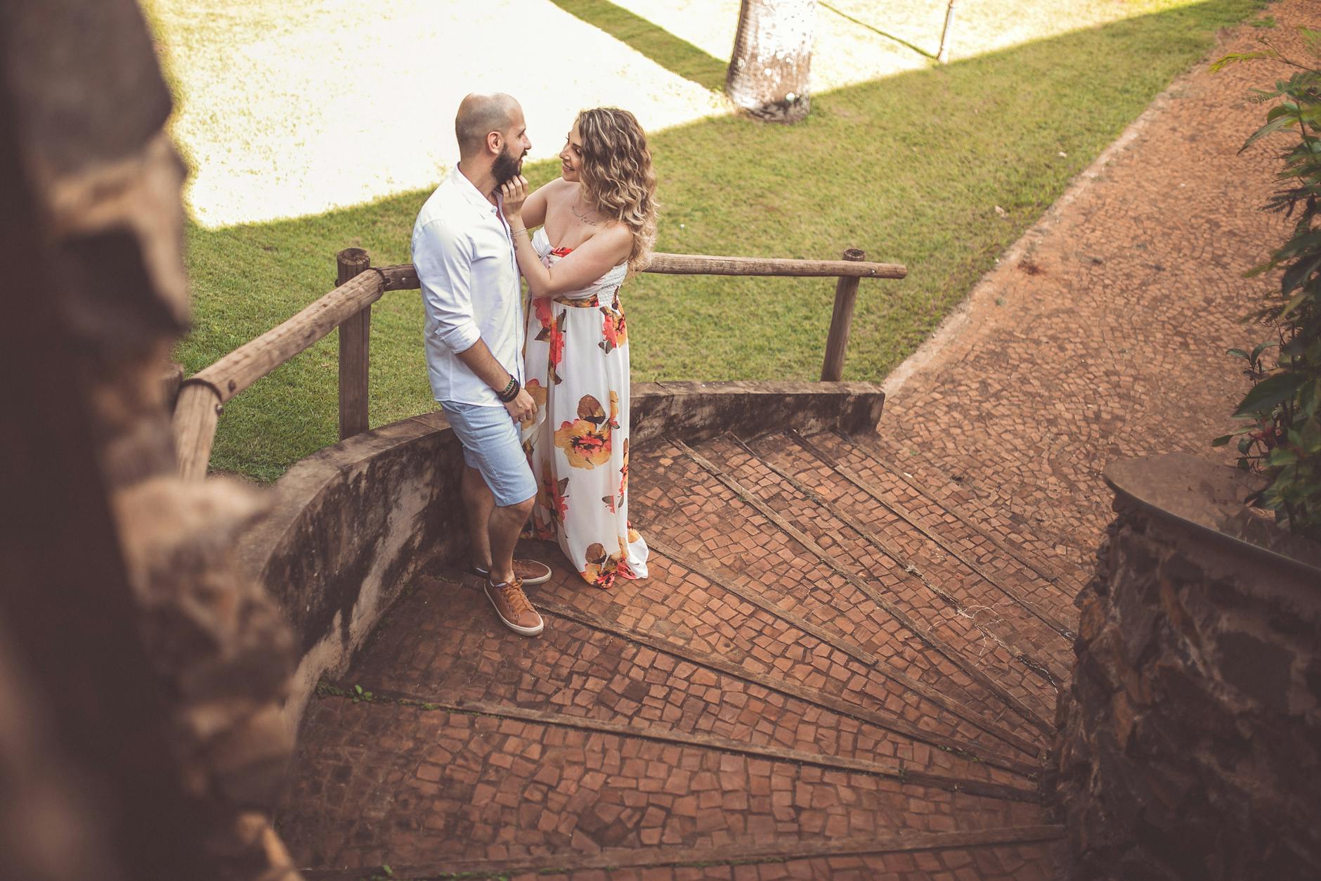 Couple en relation sérieuse se tenant la main