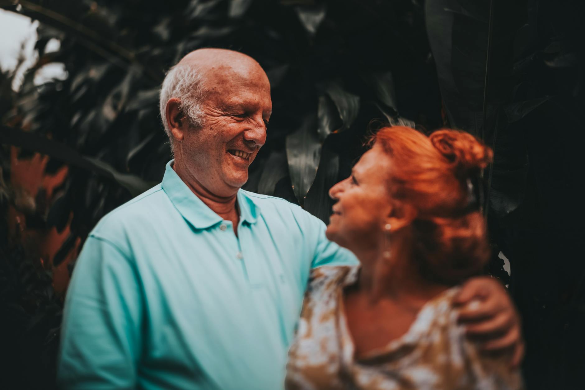 Couple senior souriant devant un smartphone