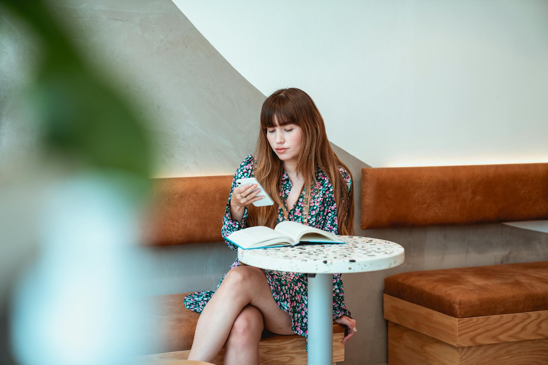 Couple prenant le temps de discuter dans un café
