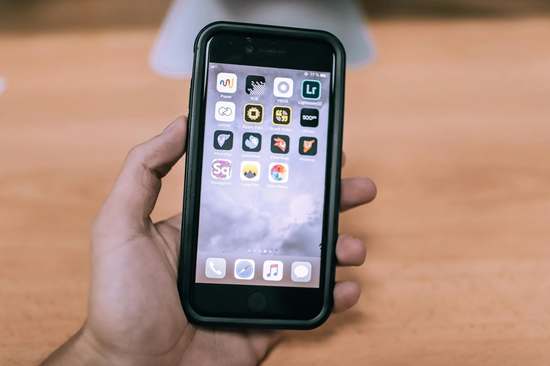Personne supprimant une application de rencontre sur son smartphone