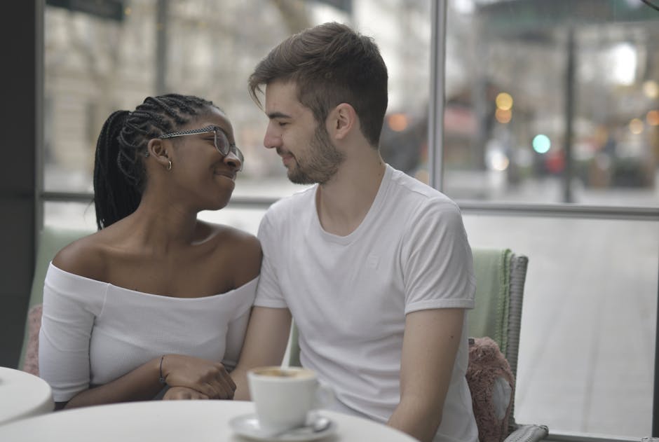 Couple souriant utilisant une application de rencontre sur smartphone